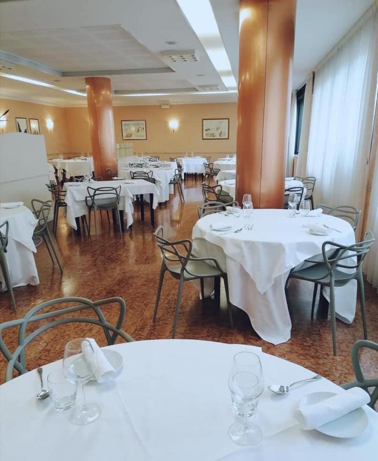 Ristorante Hotel Lucia - 100 Mt Dal Mare Джулианова Экстерьер фото