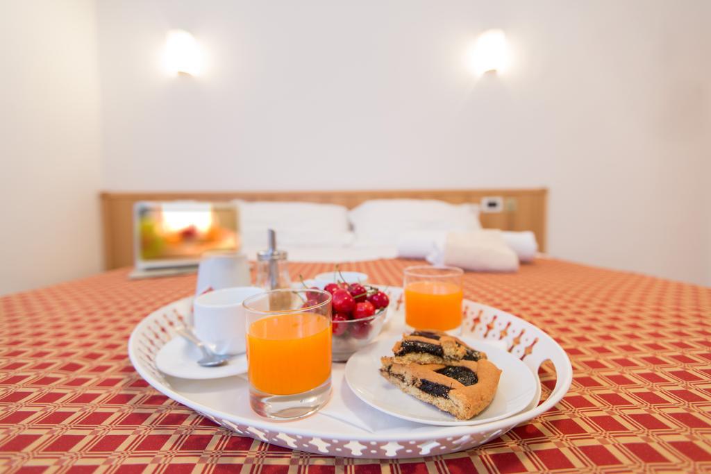 Ristorante Hotel Lucia - 100 Mt Dal Mare Джулианова Номер фото